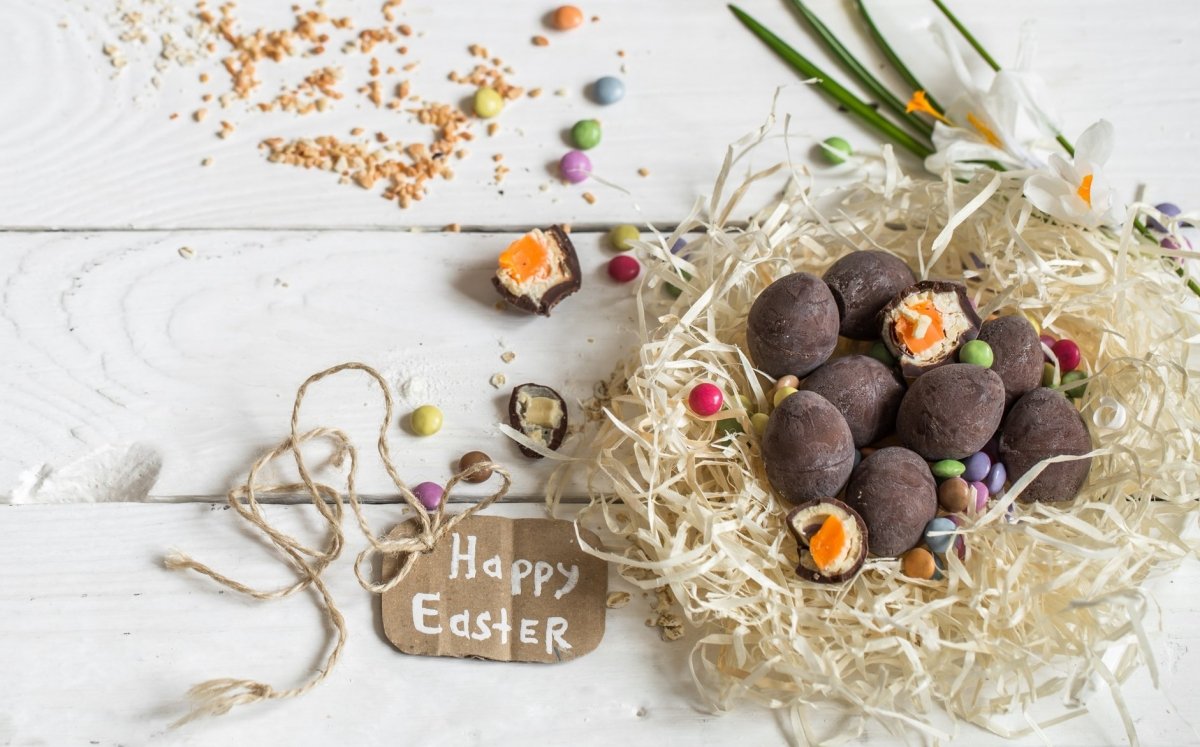 Huevos de pascua en un nido / Thinkstock