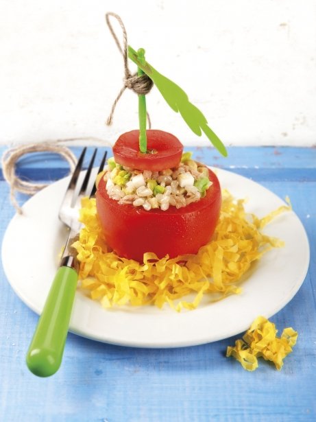 Tomates rellenos de ensalada de arroz