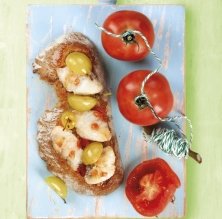 Rape frito con pan con tomate y uva