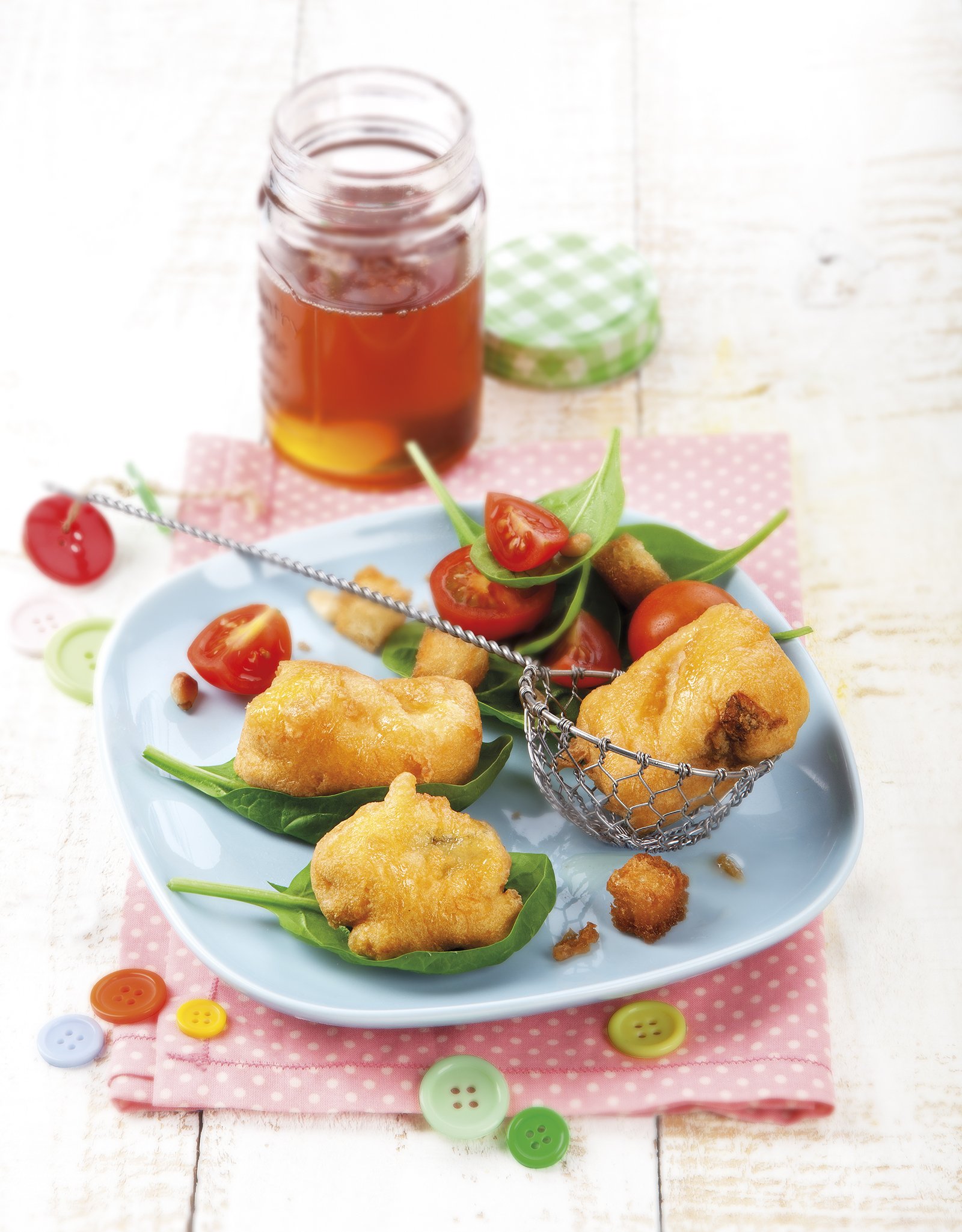 Bacallà con miel, espinacas y piñones