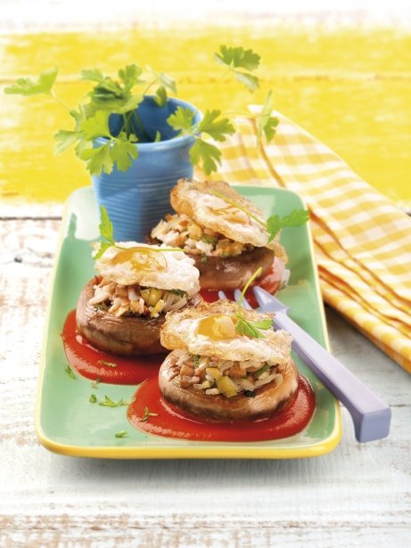 Huevos de codorniz sobre champiñones rellenos de arroz