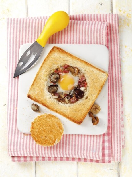 Huevos de codorniz con bacon y setas de primavera