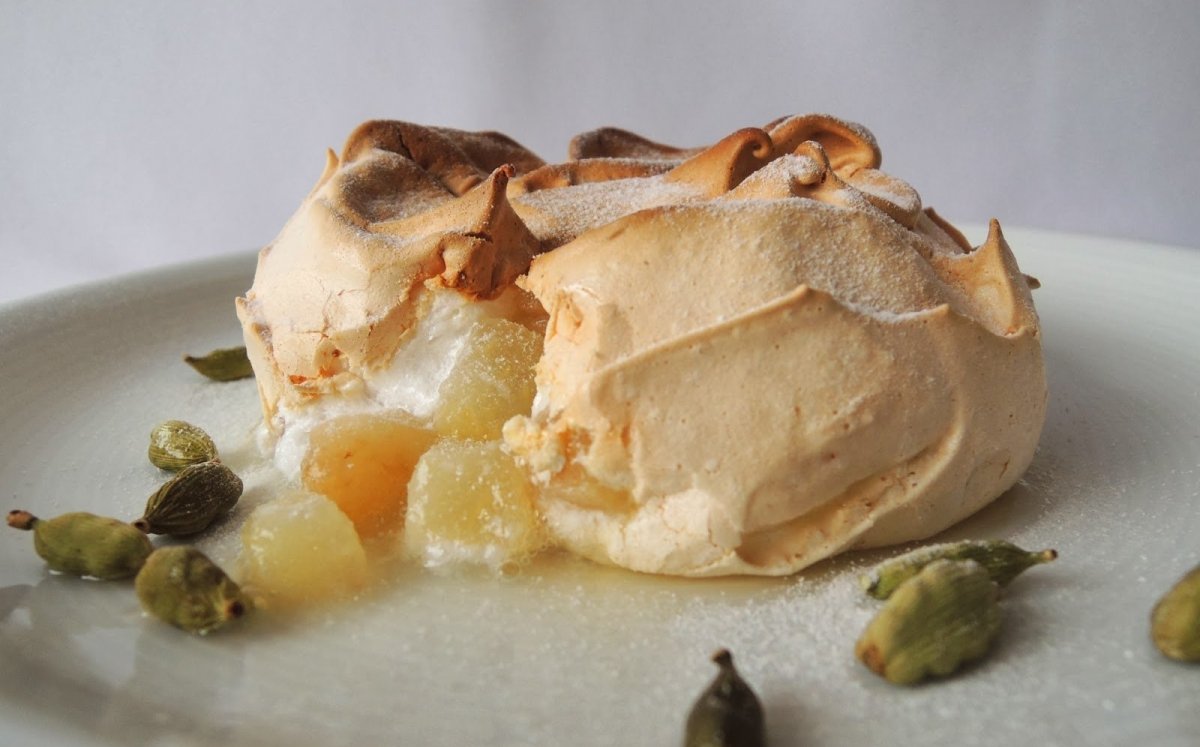 Pavlova de pera i cardamom verd