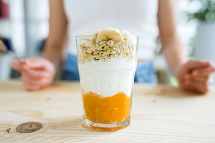 Vaso con yogur, fruta y cereales / Thinkstock