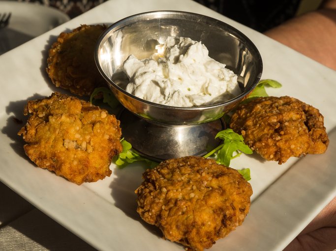 Salsa de yogur con croquetas vegetales