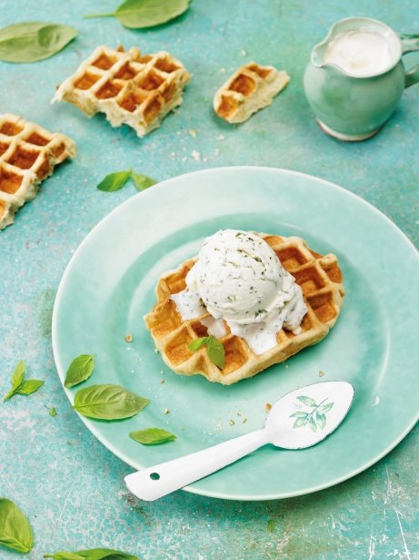 Gofre con helado de albahaca