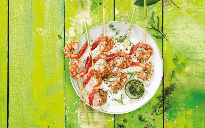 Brocheta de gambas de Palamós escalivada con hierbas aromáticas