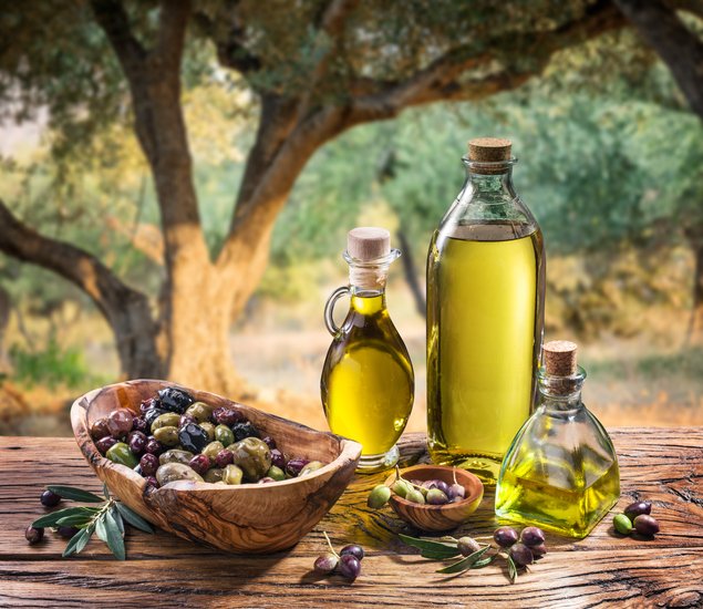 Varios botes con aceite de oliva / Thinkstock