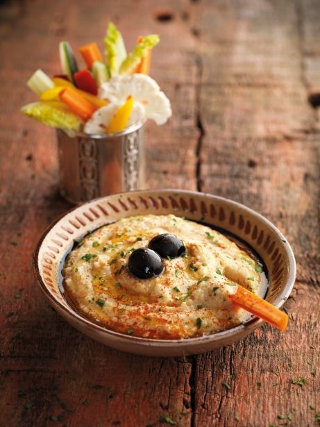 Hummus tradicional de garbanzos con 'crudités' / Ajj Estudio