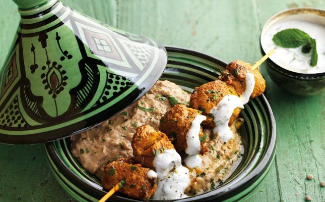 Broquetes de xai a l'estil marroquí amb hummus de llenties i salsa de iogurt