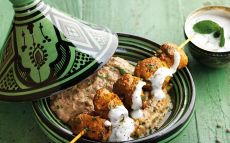 Broquetes de xai a l'estil marroquí amb hummus de llenties i salsa de iogurt