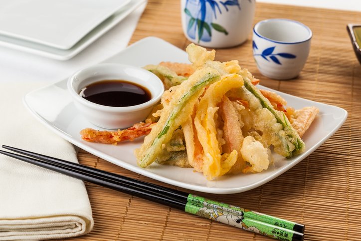 Verduras en tempura con salsa de soja / Thinkstock