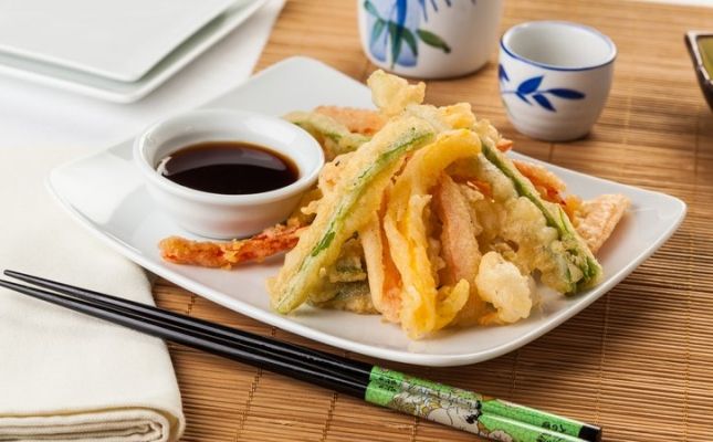 Verduras en tempura con salsa de soja / Thinkstock