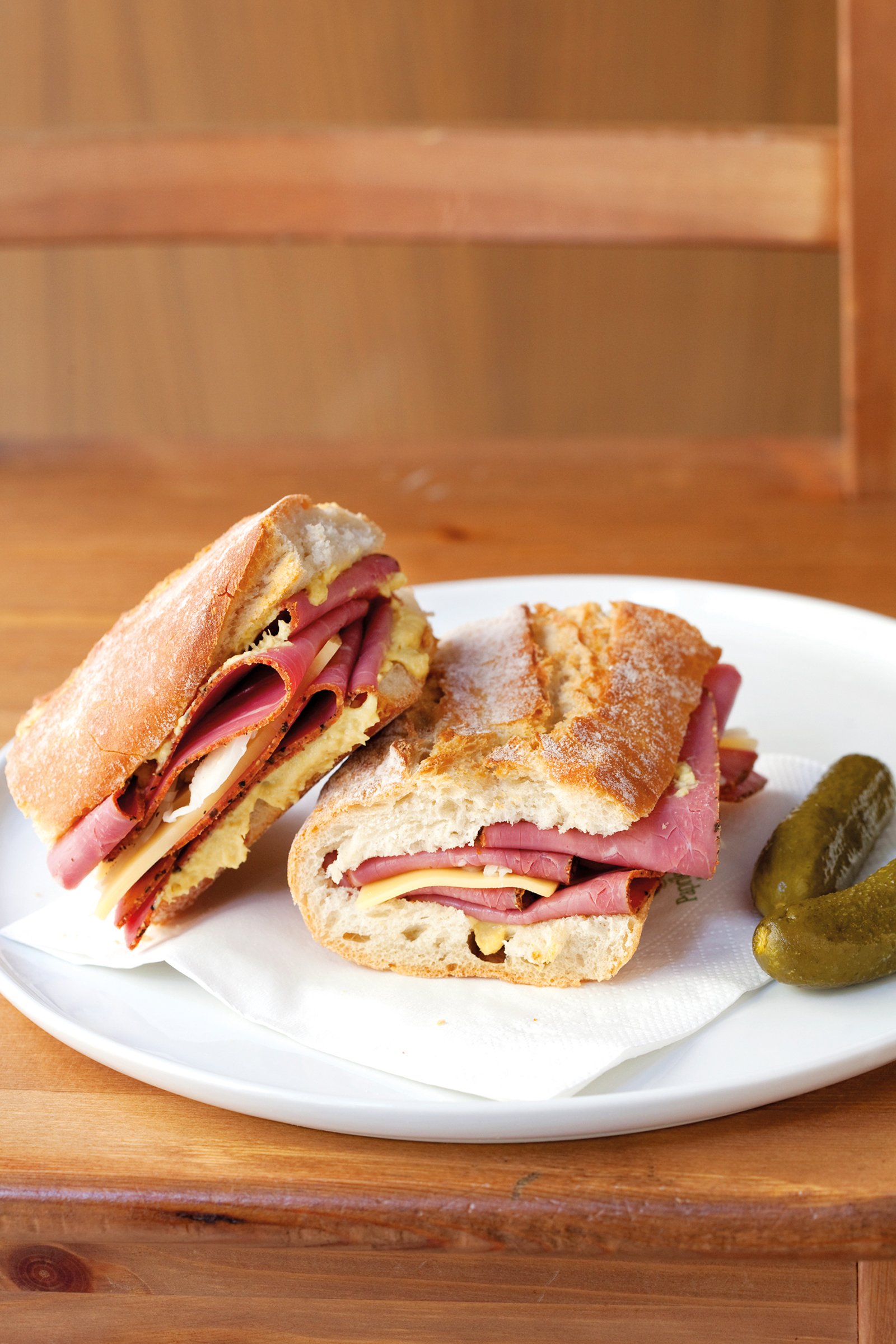 Entrepà de pastrami amb pa rústic