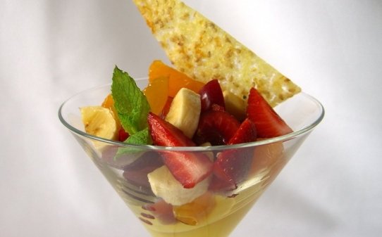 Ensalada de frutas, gelatina de naranja y teja de sésamo