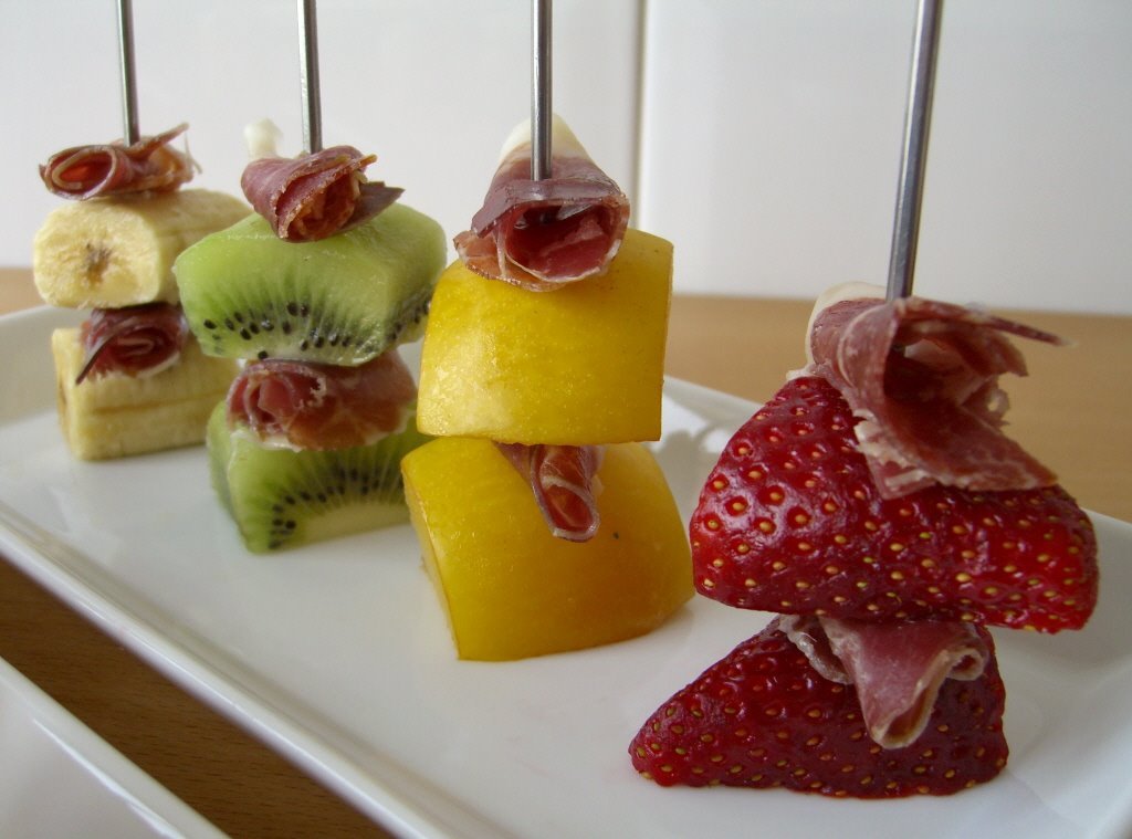 Brochetas de fruta con jamón ibérico