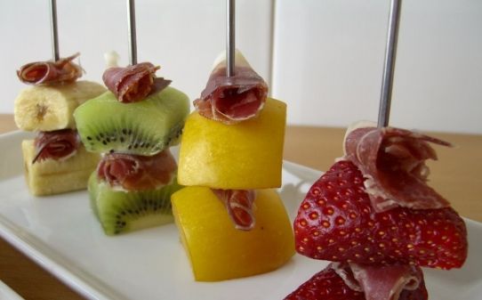 Brochetas de fruta con jamón ibérico