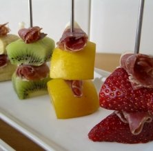 Brochetas de fruta con jamón ibérico