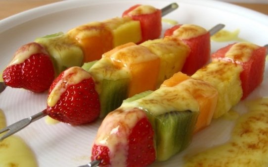 Brocheta de fruta con crema sabayón