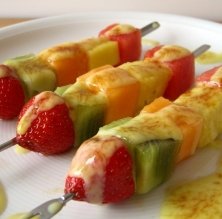 Brocheta de fruta con crema sabaiona