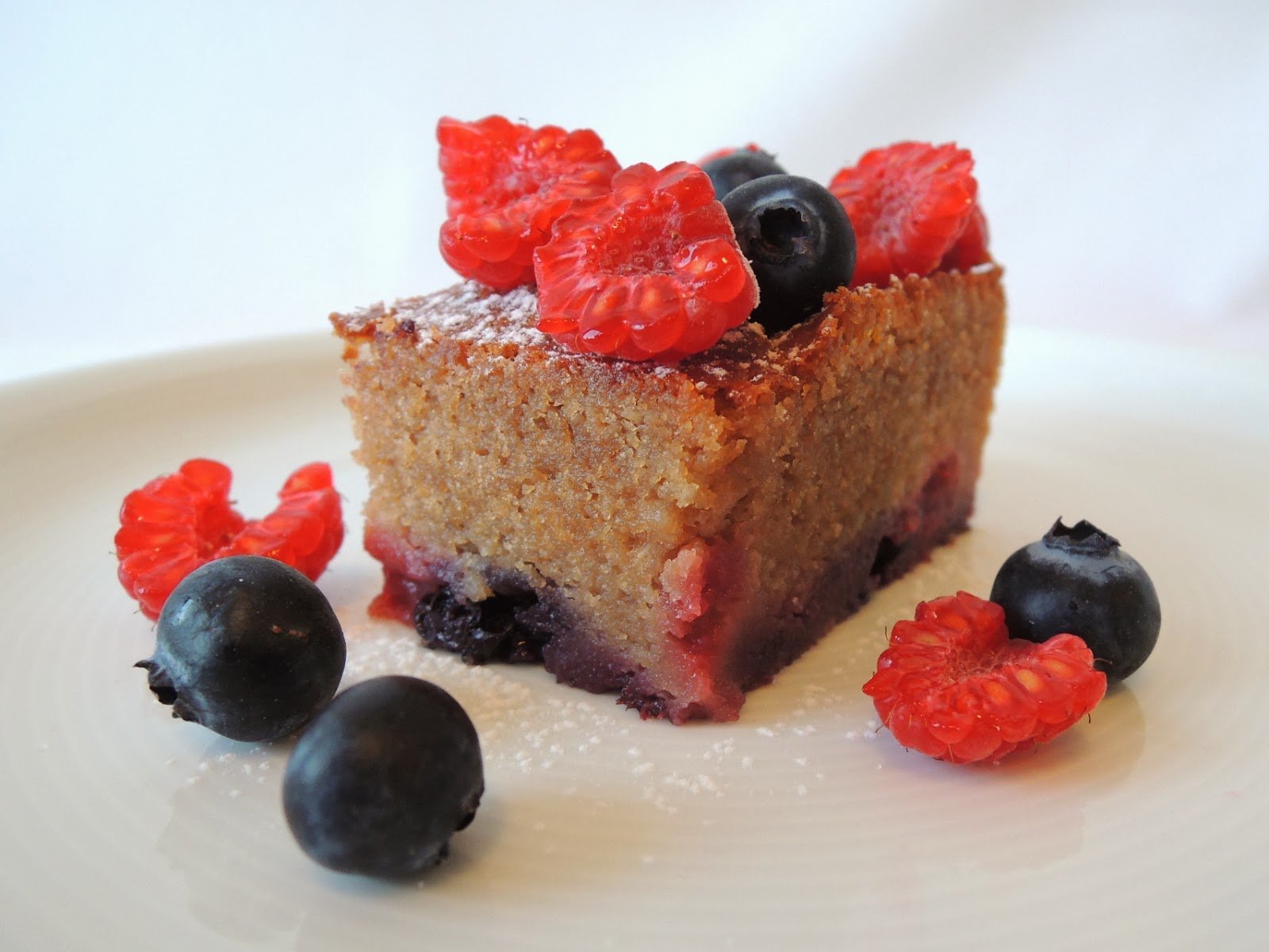 Brownie de xocolata amb llet i fruits vermells