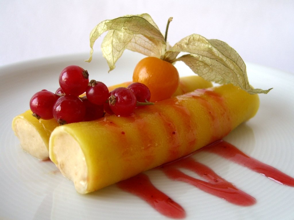 Canelons de mango amb 'mousse' de torró