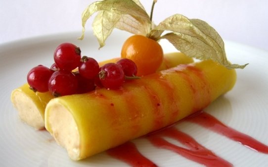 Canelons de mango amb 'mousse' de torró