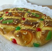 Coca de brioix i fruites confitades