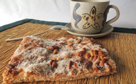 Coca de chicharrones y avellanas