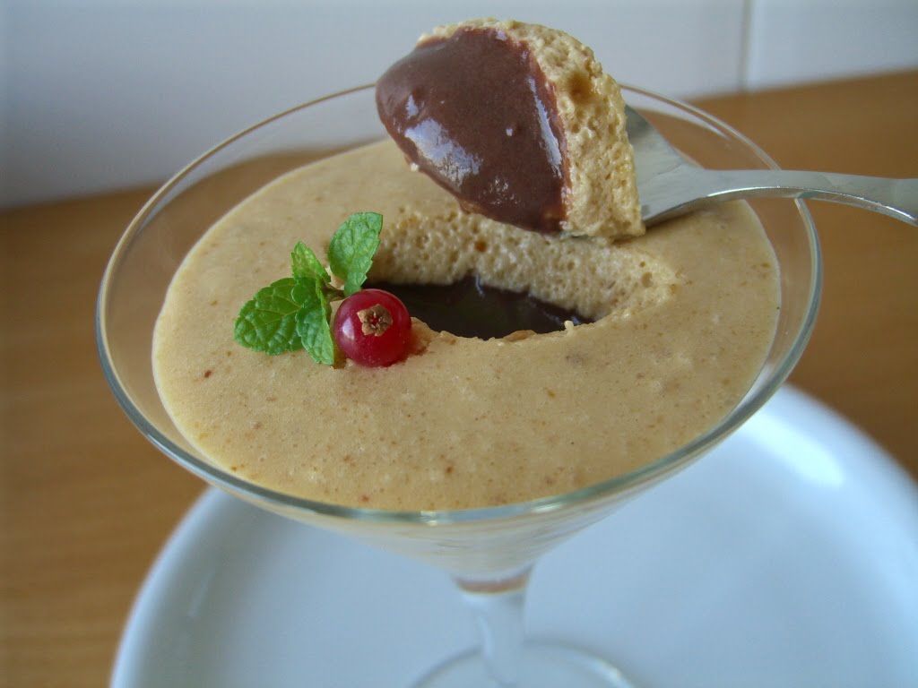 Mousse de turrón con sorpresa de chocolate