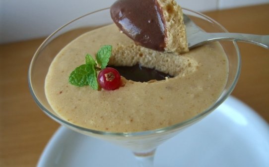 Mousse de turrón con sorpresa de chocolate