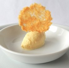 Crema gelada de mango i galeta de coco