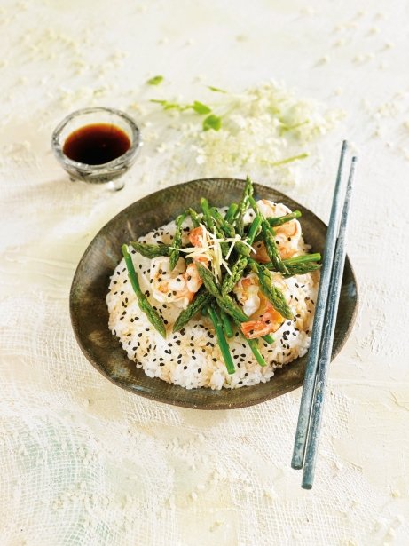 Arroz japónica con gambas, espárragos, jengibre y salsa 'teriyaki'