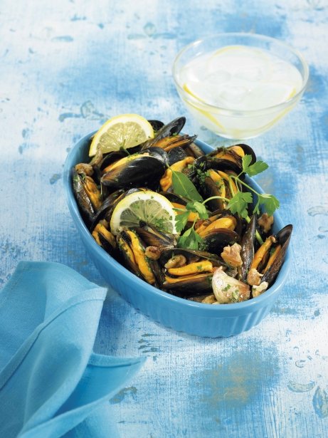 Bol de mejillones con vino y picadura de perejil y nueces / Becky Lawton