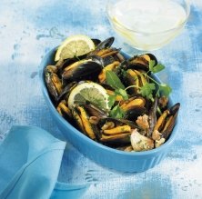 Bol de mejillones con vino y picadura de perejil y nueces / Becky Lawton