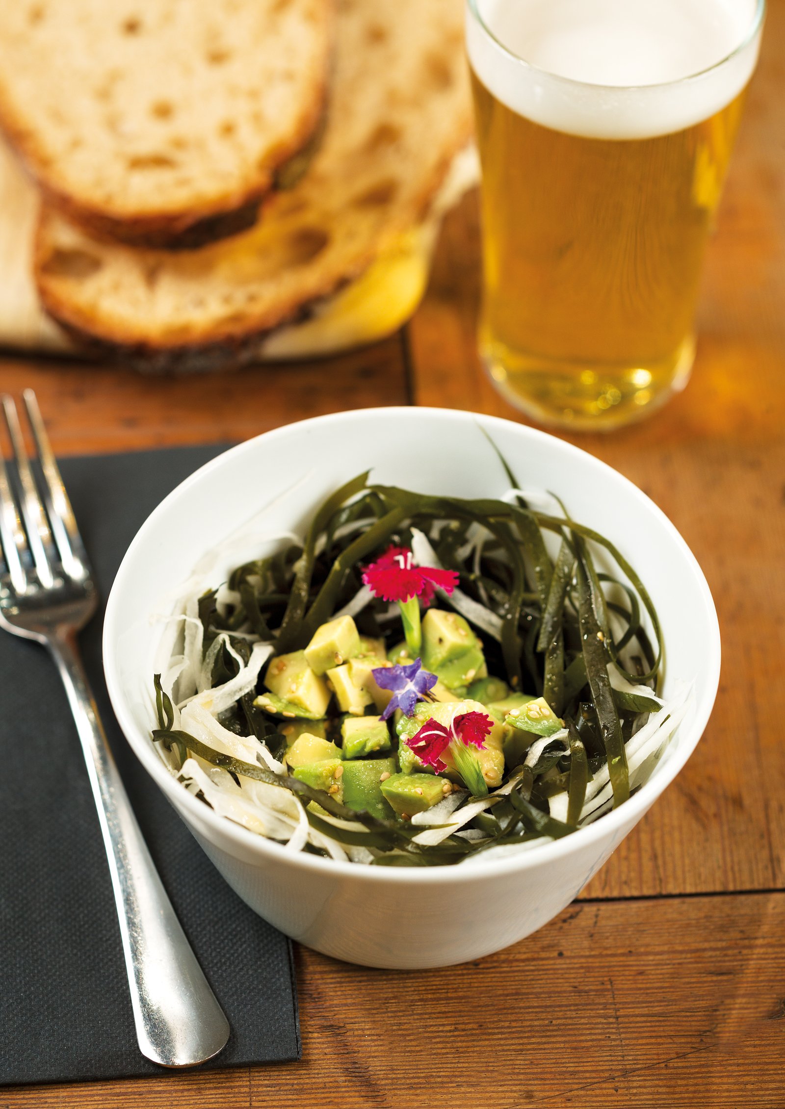 'Zoodles' de kombu i daikon amb alvocat i sèsam