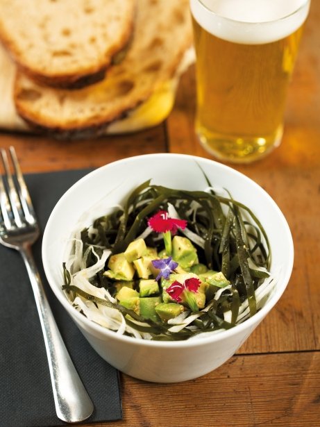 Zoodles de kombu y daikon con aguacate y sésamo