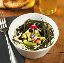 'Zoodles' de kombu i daikon amb alvocat i sèsam