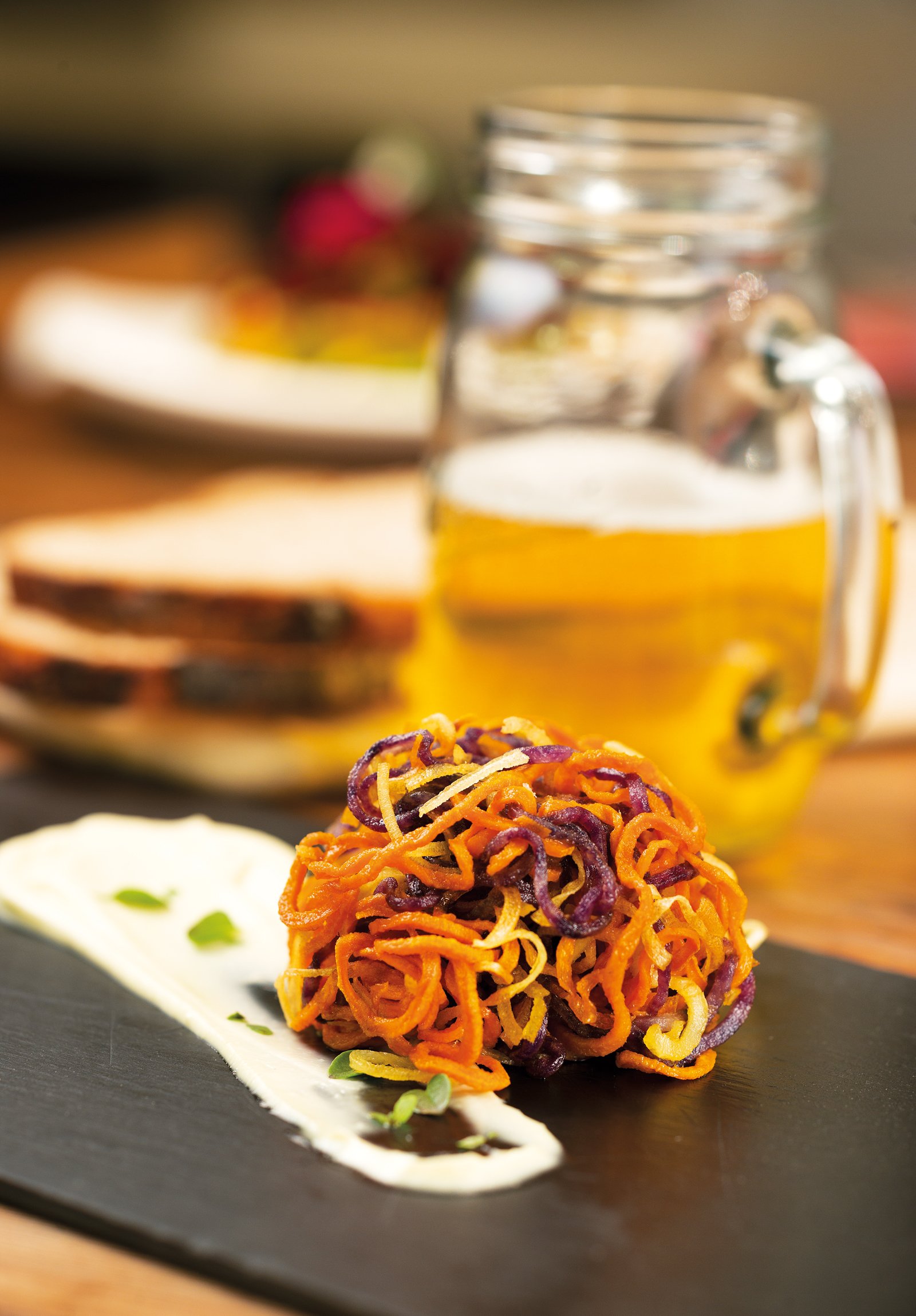 'Zoodles' de xips de moniato, xirivia i patata morada amb allioli vegà