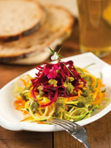 'Zoodles' de carbassó, pastanaga i remolatxa amb pesto de ruca i tomàquets secs