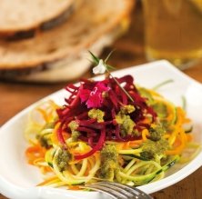 'Zoodles' de calabacín, zanahoria y remolacha con pesto de rúcula y tomates secos / Enrique Marco