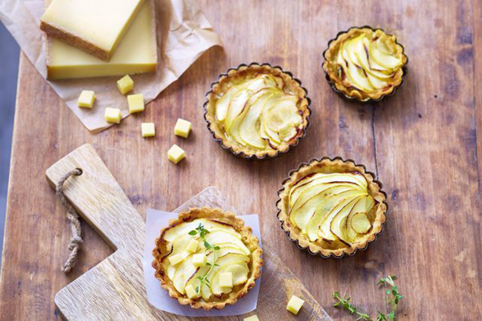 Cassoletes de poma, pera i formatge 'gruyère'