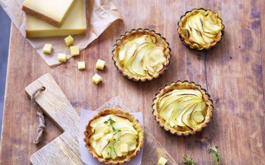 Cazoletas de manzana, pera y queso Le Gruyère AOP