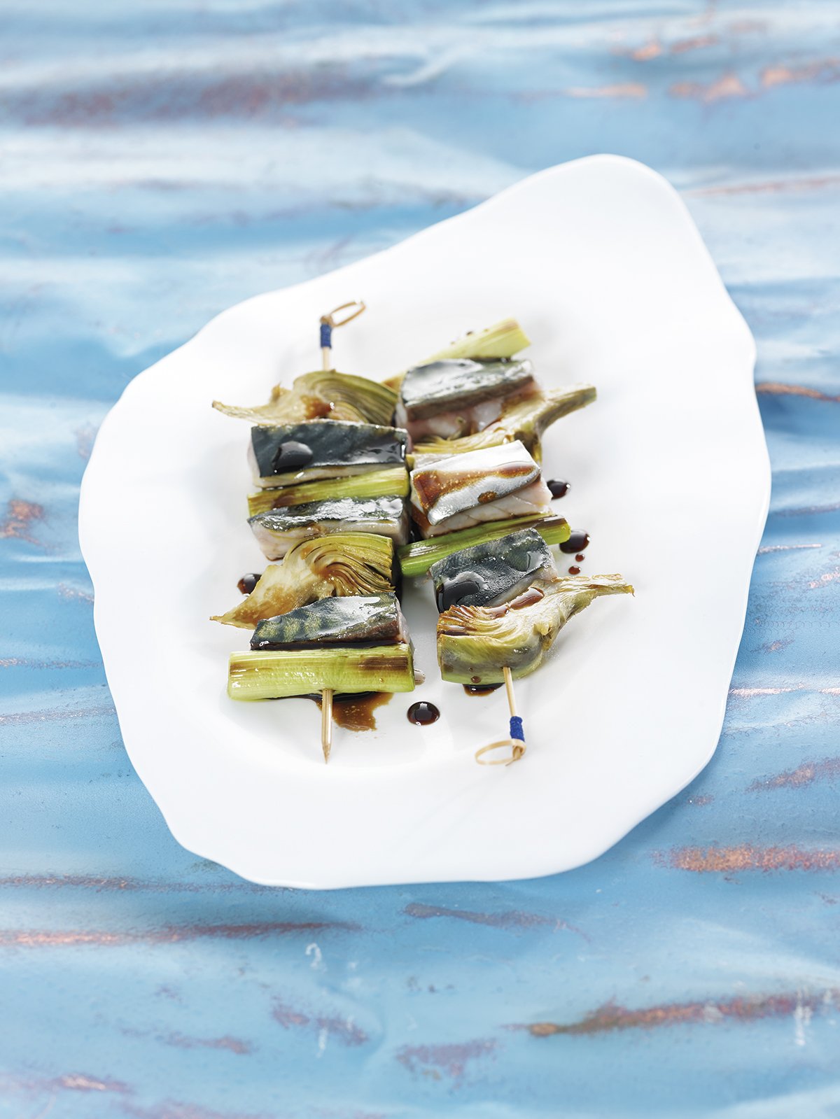 Broqueta de verat, all tendre i carxofa amb salsa de soja i llima