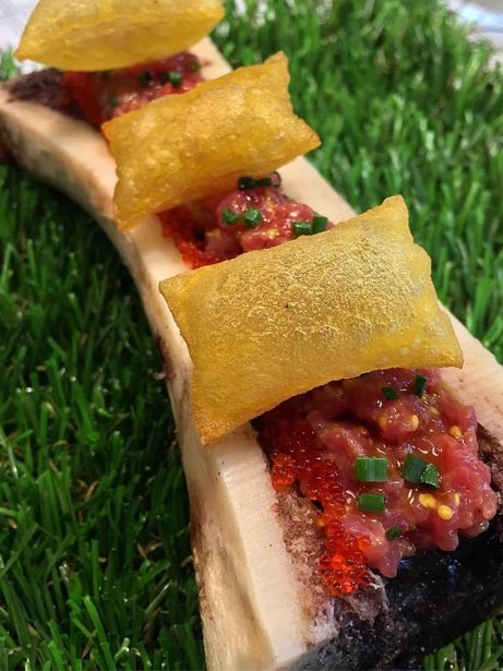 'Steak tartare' tibio sobre tuétano del hueso