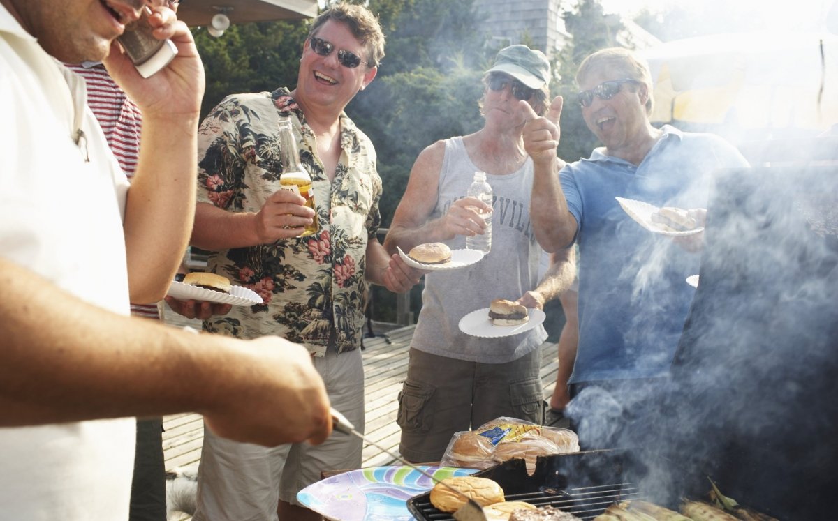 Grupo de amigos en una barbacoa