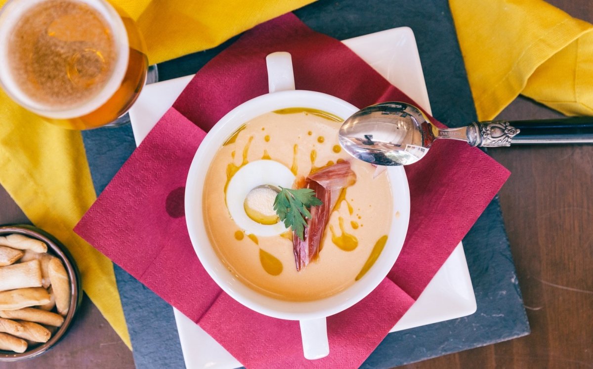 Salmorejo amb pernil ibèric i ou dur