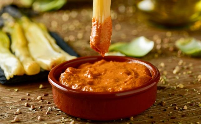 Salsa de 'romesco' con 'calçots'