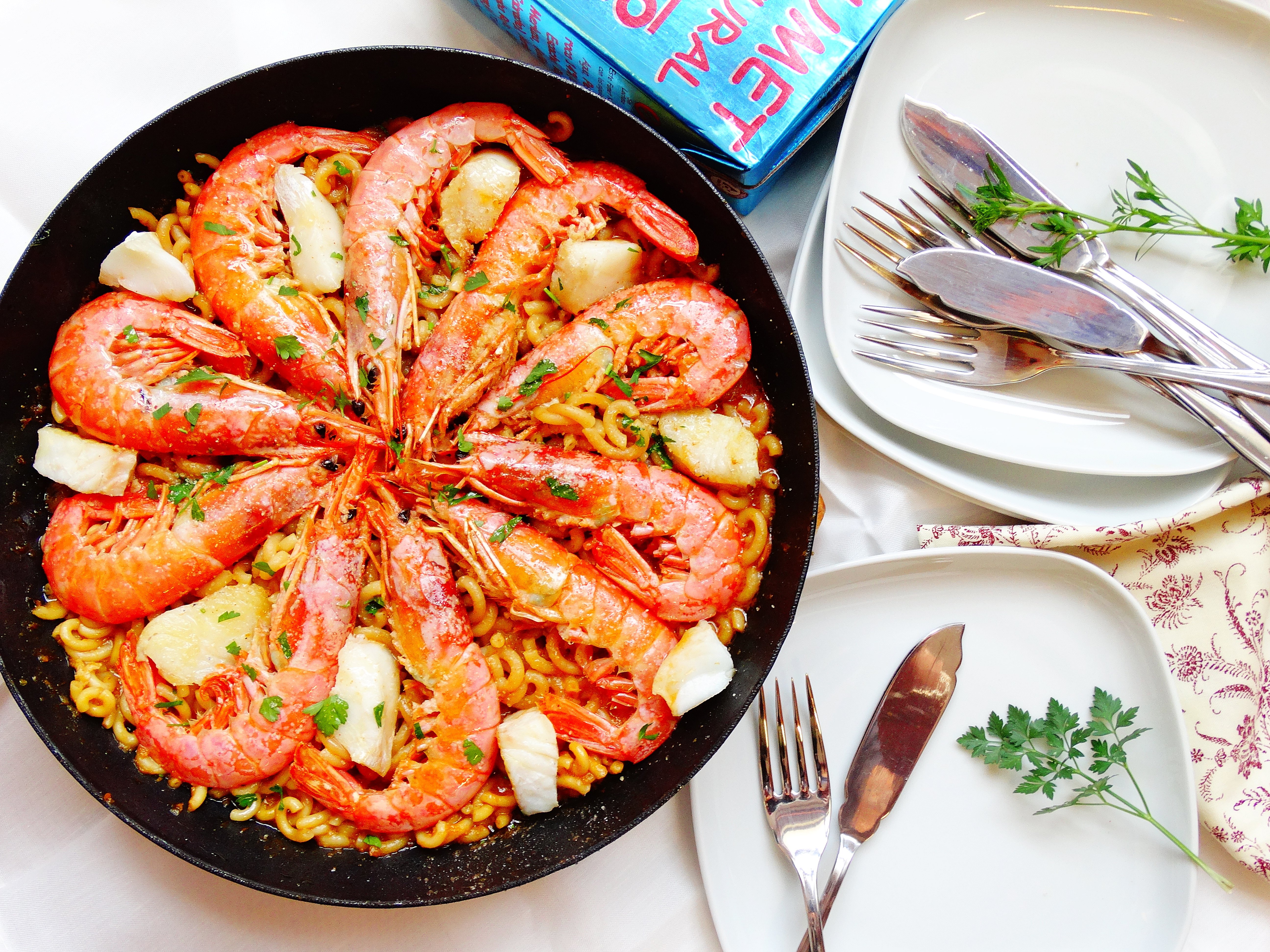 Cazuela de fideos con gambas y merluza