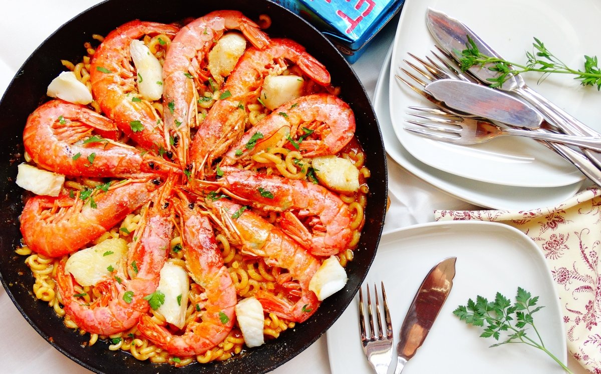 Cazuela de fideos con gambas y merluza